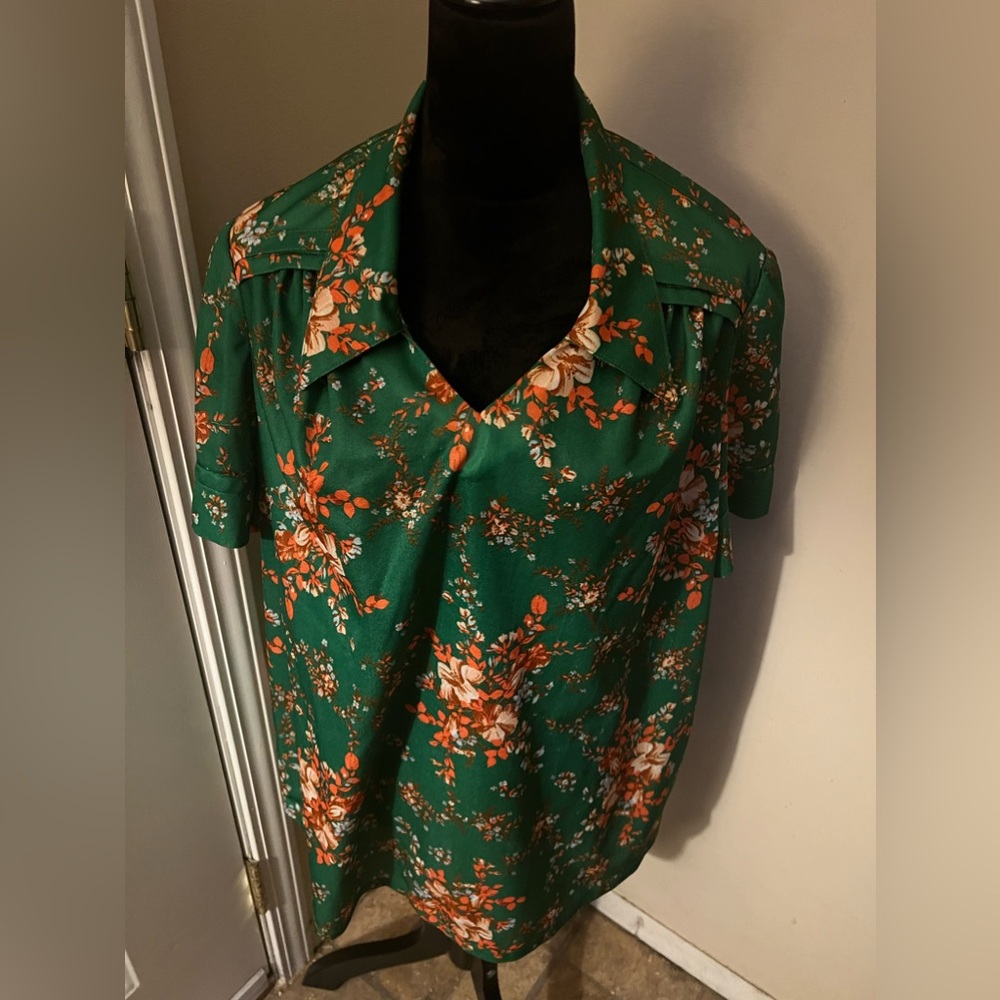 VINTAGE Handmade floral 70s v neck blouse, dagger collar, P 2 P 26,XXL